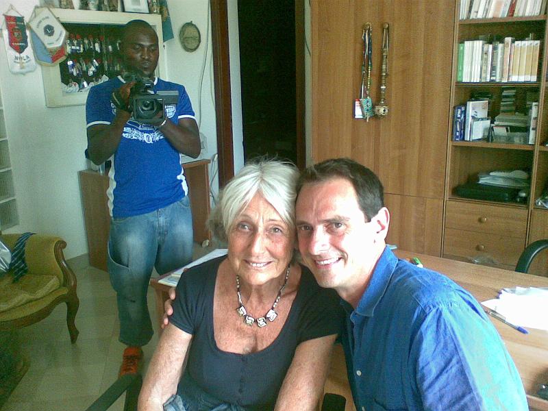 090720094644.jpg - La Signora Rosetta Loy con il figlio Angelo mentre vengono ripresi dall'aspirante cineoperatore nigeriano formatosi nel progetto News -Notizie dal fronte