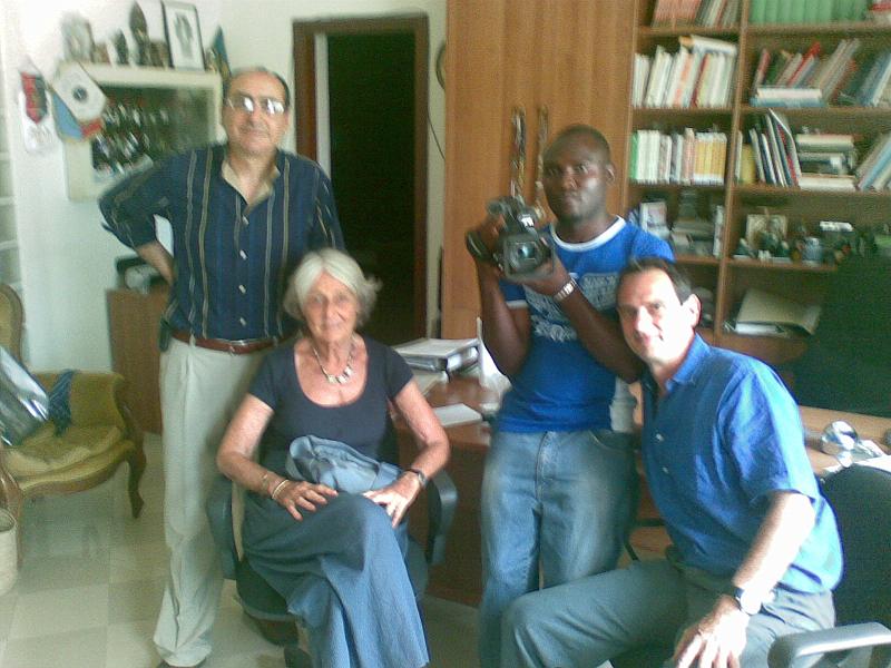 090720094649.jpg - a sin.: Il direttore del Centro con la signora Rosetta Loy, Angelo dopo la fiorma della donazione.